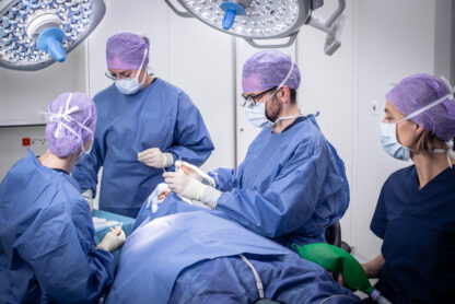 Szene im Operatoinssaal bei einer Strabismus-Operation